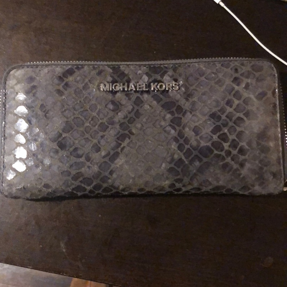Michael Kors wallet amazing condition!